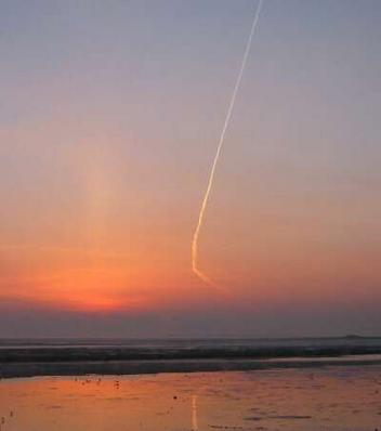 Sun pillar and contrail